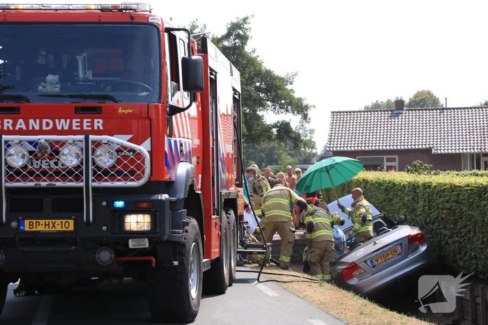 Automobiliste raakt met auto van de weg belandt in droge sloot