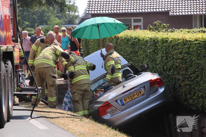 Automobiliste raakt met auto van de weg belandt in droge sloot