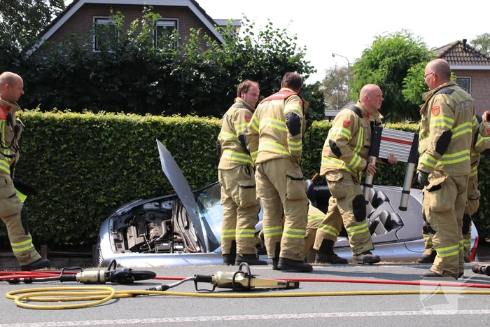 Automobiliste raakt met auto van de weg belandt in droge sloot