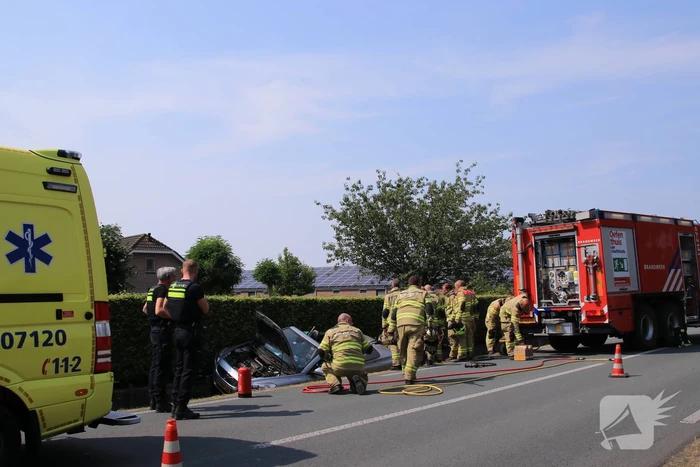 Automobiliste raakt met auto van de weg belandt in droge sloot