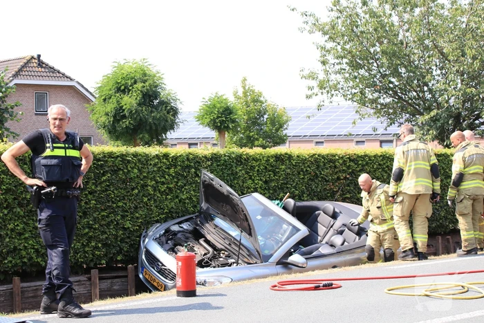Automobiliste raakt met auto van de weg belandt in droge sloot