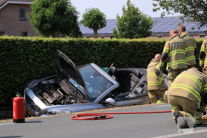 Automobiliste raakt met auto van de weg belandt in droge sloot