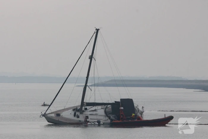 Boot met motorpech loopt vol met water na vergeten klepje wc