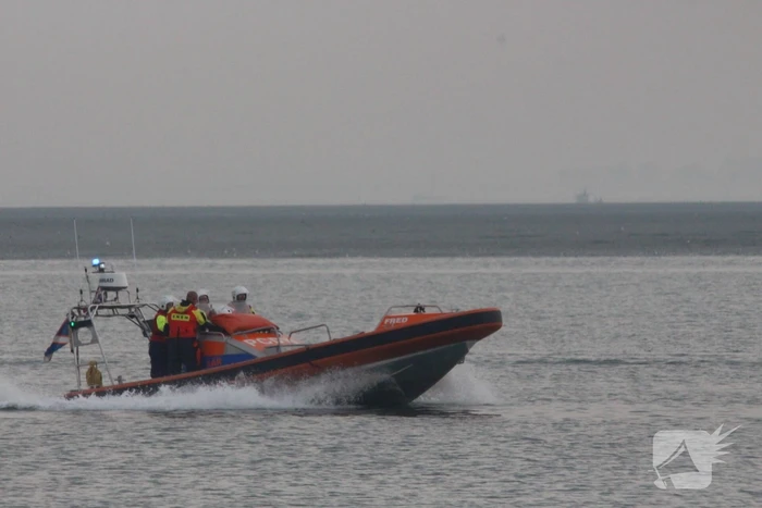Boot met motorpech loopt vol met water na vergeten klepje wc