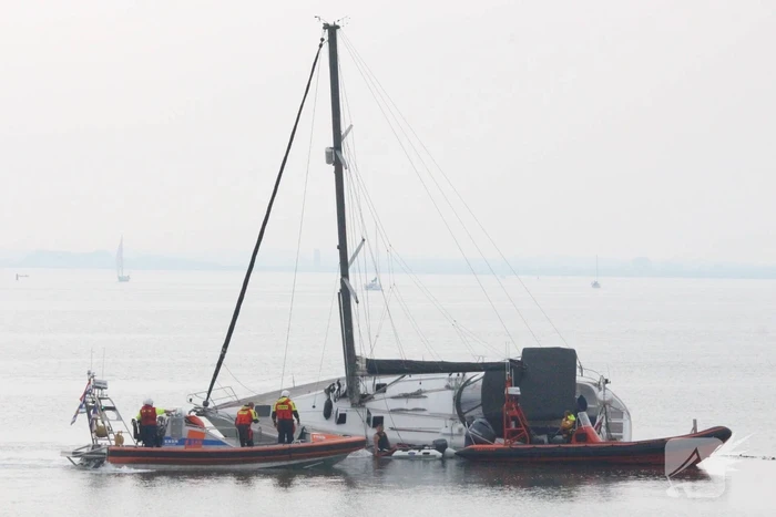 Boot met motorpech loopt vol met water na vergeten klepje wc
