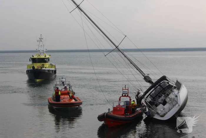 Boot met motorpech loopt vol met water na vergeten klepje wc