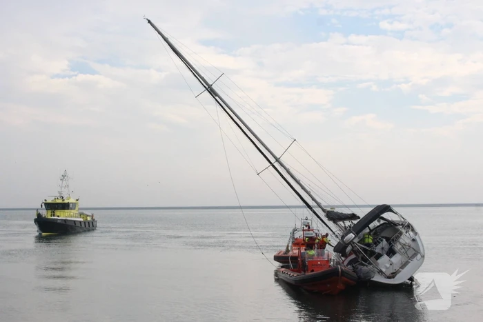 Boot met motorpech loopt vol met water na vergeten klepje wc