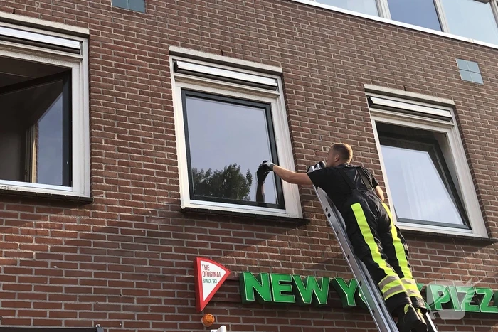 Kat vast tussen klapraam