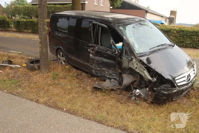Bestelauto zwaar gehavend na botsing met meerdere bomen