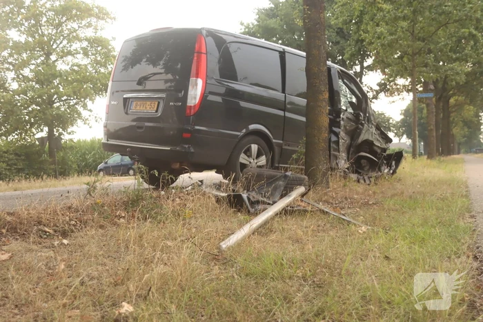 Bestelauto zwaar gehavend na botsing met meerdere bomen