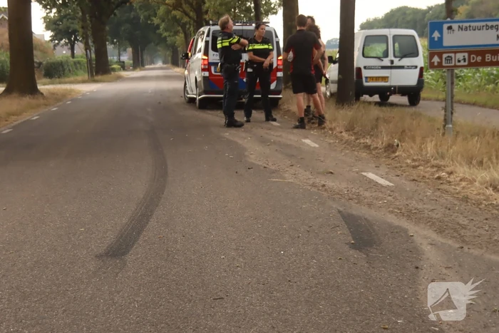 Bestelauto zwaar gehavend na botsing met meerdere bomen