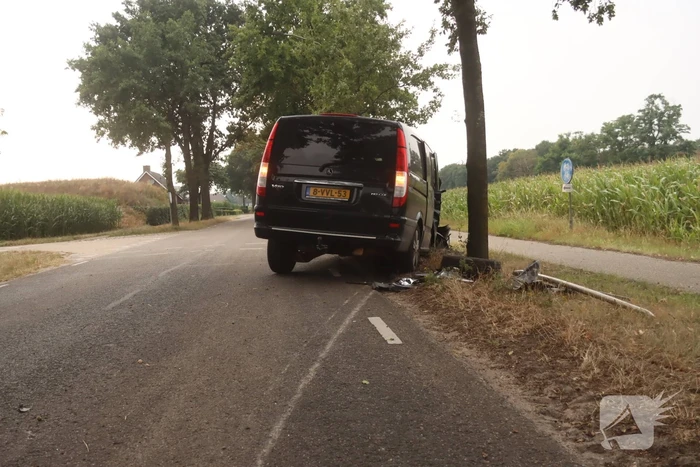 Bestelauto zwaar gehavend na botsing met meerdere bomen