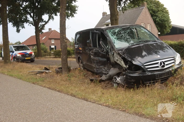 Bestelauto zwaar gehavend na botsing met meerdere bomen