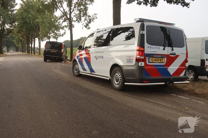 Bestelauto zwaar gehavend na botsing met meerdere bomen