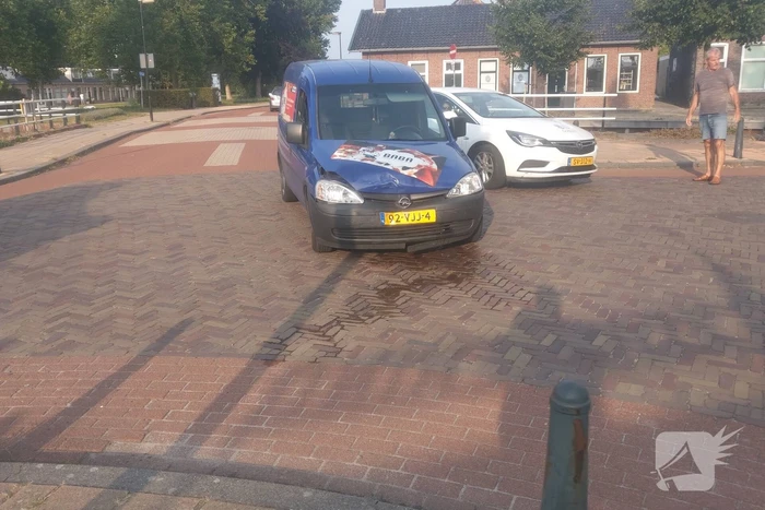 Auto op zijn kant na verkeersongeval