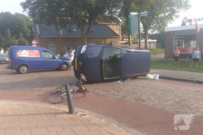 Auto op zijn kant na verkeersongeval