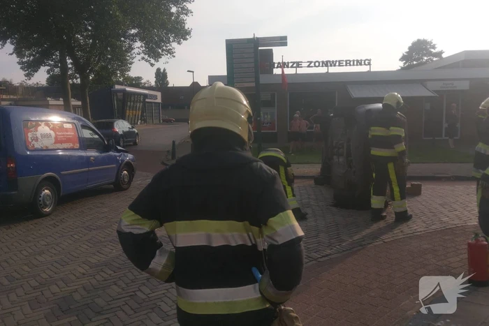 Auto op zijn kant na verkeersongeval