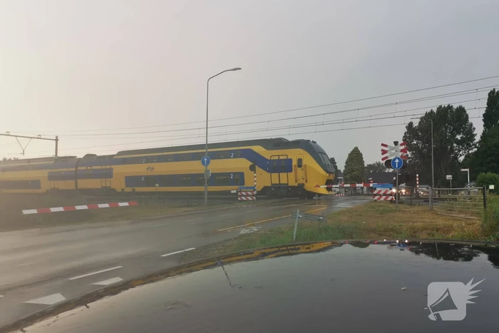 Spoorbomen blijven gesloten, treinen rijden stapvoets