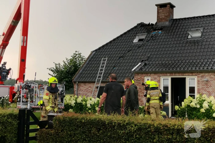 Dak woning vat vlam