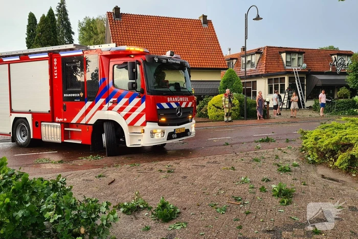 Weg afgesloten doordat takken afbreken