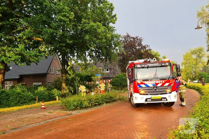 Weg afgesloten doordat takken afbreken