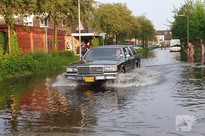 Jeugd vermaakt zich in ondergelopen straat