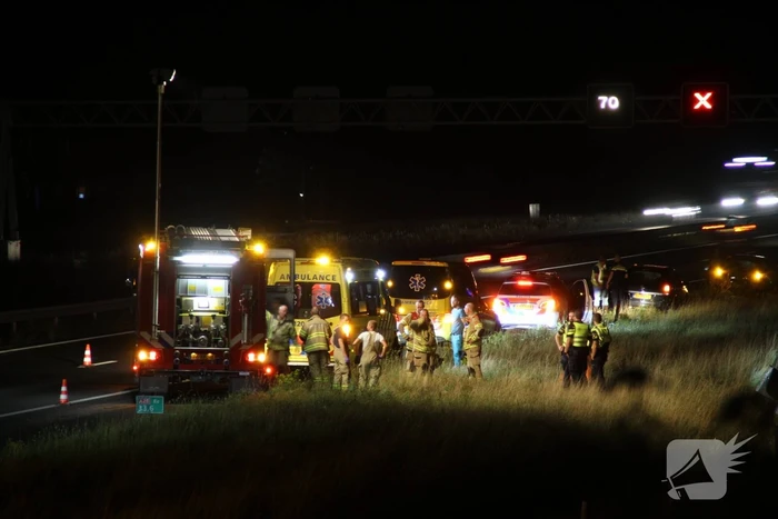 Auto belandt in greppel langs snelweg