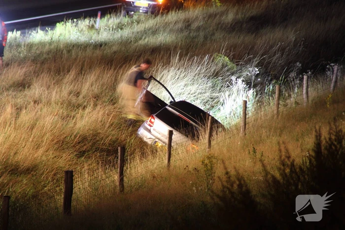 Auto belandt in greppel langs snelweg