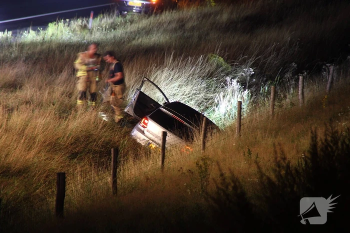 Auto belandt in greppel langs snelweg