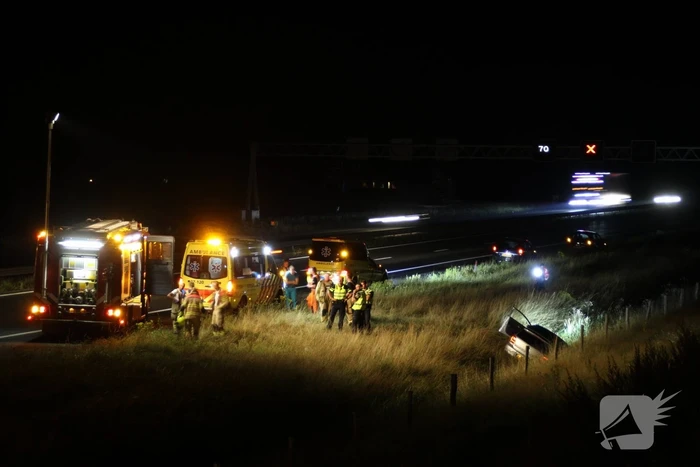 Auto belandt in greppel langs snelweg