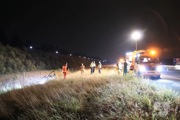 Auto belandt in greppel langs snelweg