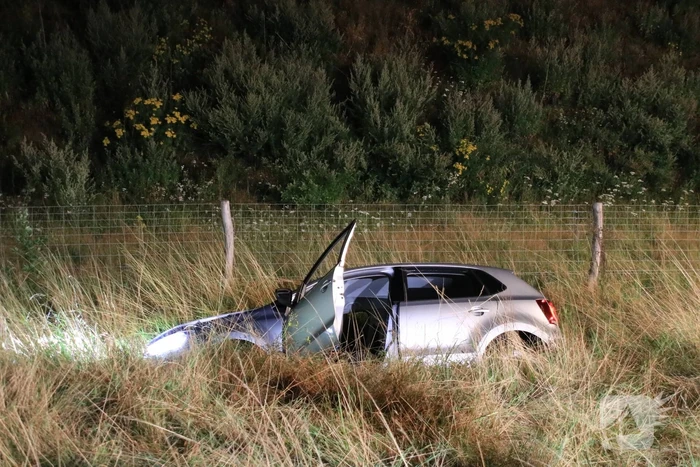 Auto belandt in greppel langs snelweg