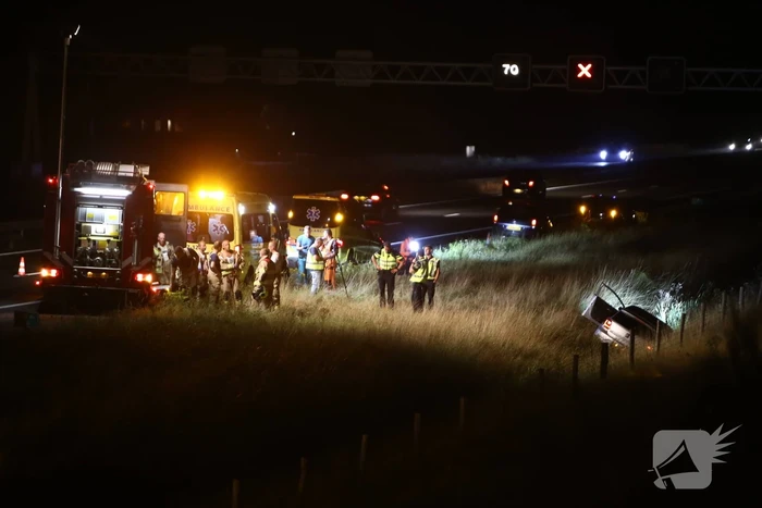 Auto belandt in greppel langs snelweg