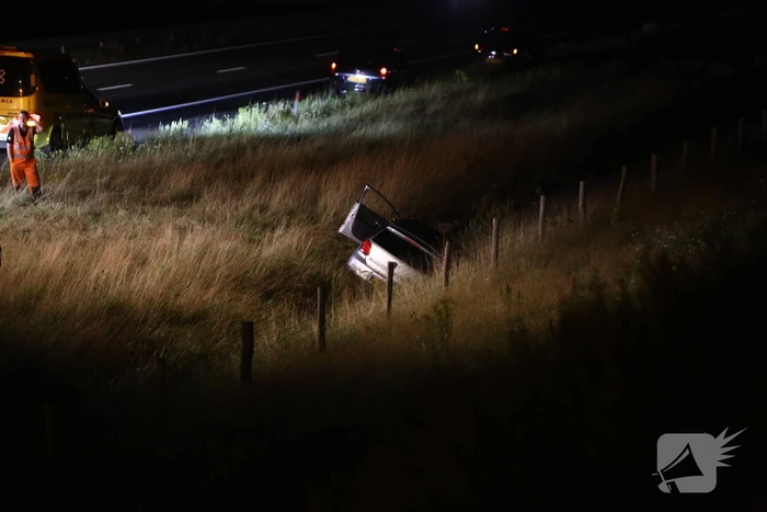 Auto belandt in greppel langs snelweg