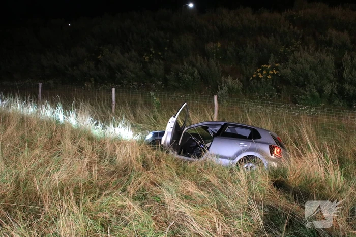 Auto belandt in greppel langs snelweg