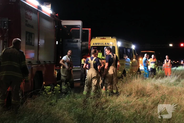 Auto belandt in greppel langs snelweg