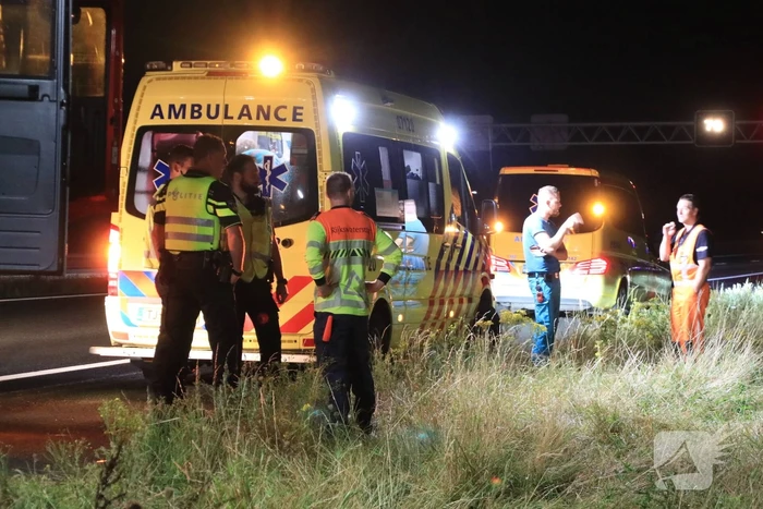 Auto belandt in greppel langs snelweg