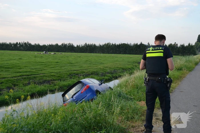 Achtergelaten auto aangetroffen in sloot