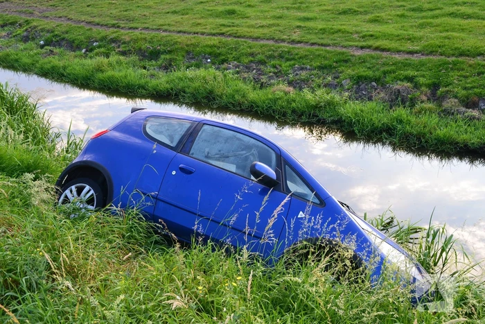 Achtergelaten auto aangetroffen in sloot