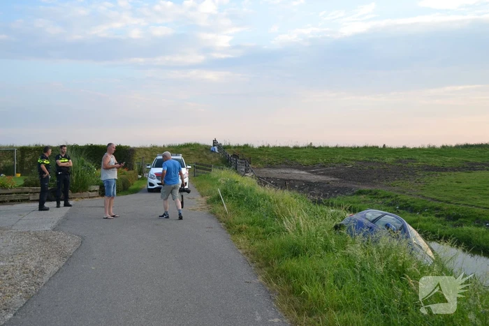 Achtergelaten auto aangetroffen in sloot