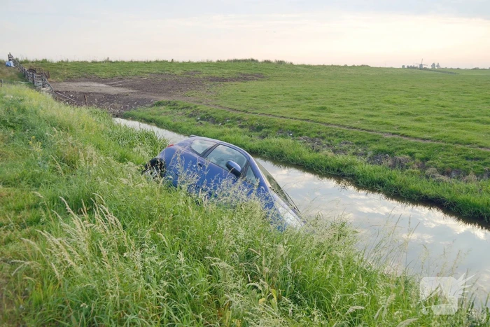 Achtergelaten auto aangetroffen in sloot