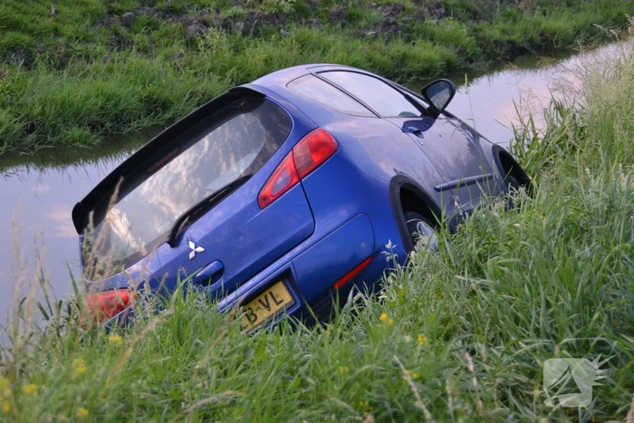 Achtergelaten auto aangetroffen in sloot