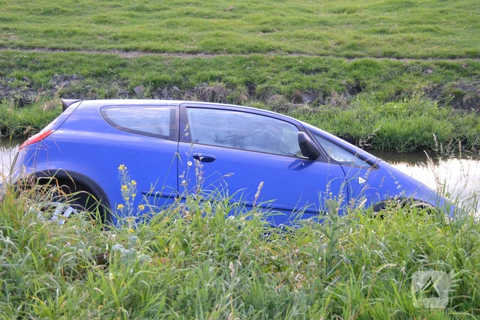 Achtergelaten auto aangetroffen in sloot