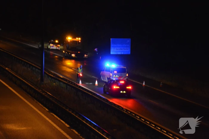 Auto belandt in struikgewas na botsing tegen vangrail