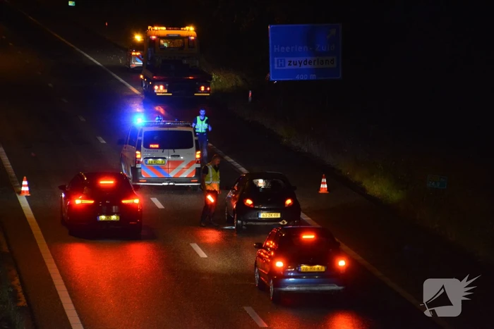 Auto belandt in struikgewas na botsing tegen vangrail