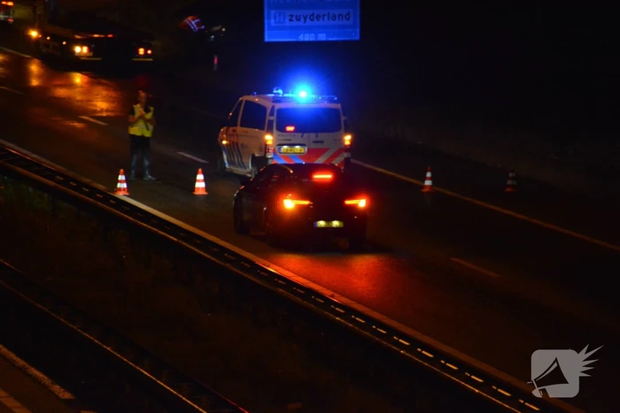 Auto belandt in struikgewas na botsing tegen vangrail