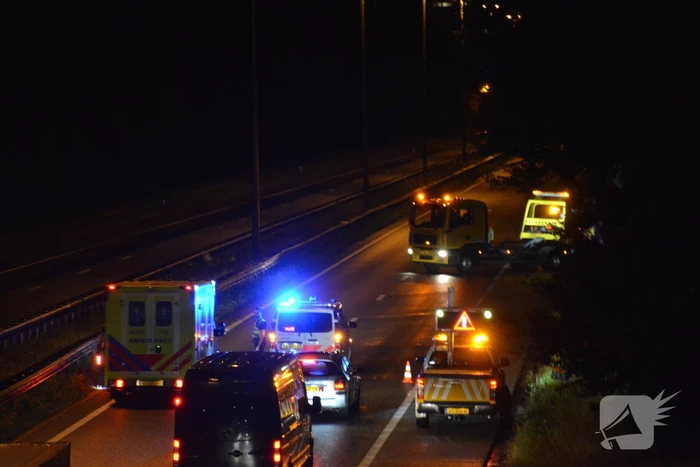 Auto belandt in struikgewas na botsing tegen vangrail