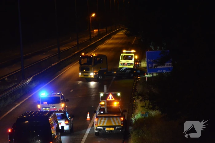 Auto belandt in struikgewas na botsing tegen vangrail