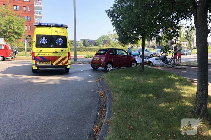 Overstekende e-bikester aangereden door auto
