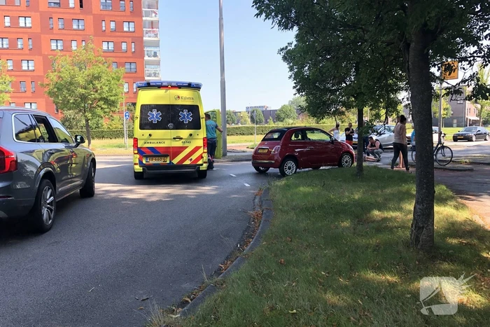 Overstekende e-bikester aangereden door auto